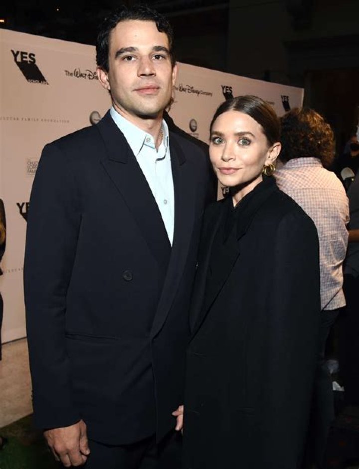 
Is Elizabeth Olsen Married? Know Olsens Husband, Net Worth, Bio, Instagram, And More 