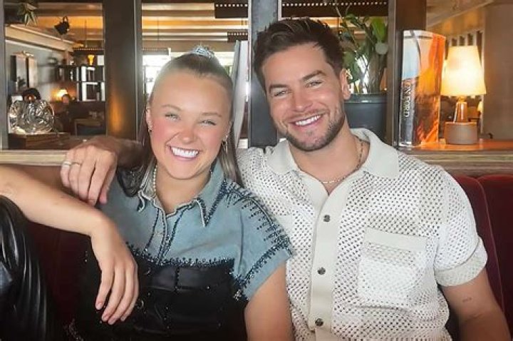 
Who Is Jojo Siwa Dating 2022? Jojo Siwa Boyfriend, Net Worth, Age, And Social Media Links 